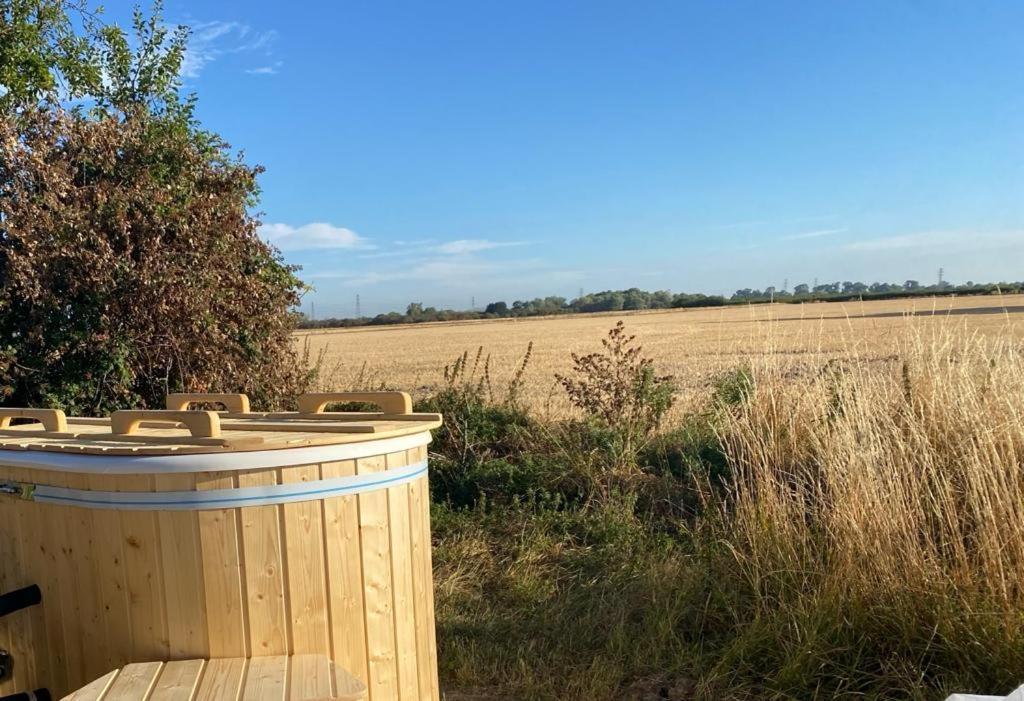 Fen Meadows Glamping - Luxury Cabins And Bell Tents ケンブリッジ エクステリア 写真